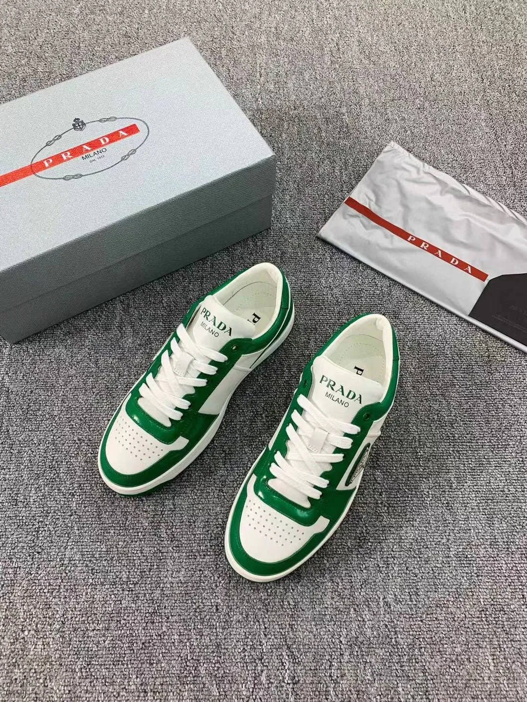P380 Yuan 38-45 Prada Prada’s new men’s leather sports shoes, the highest version on the market, any comparison is welcome🆚! The original leather has excellent texture and is super high-end! Fetal sheep net lining imported from Italy, removable pad! Luxurious materials and fine workmanship, highly recommended!